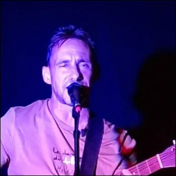 Guillaume Duhart chanteur et guitariste pour Hardu
