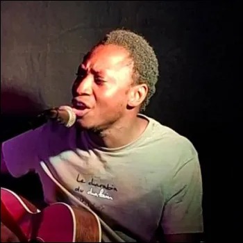 Jonathan Tapsoba chanteur et guitariste du groupe Hardu